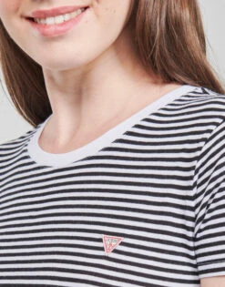 Guess Es Ss Guess Logo Baby Tee -Desgue Winkel 19799766 500 E